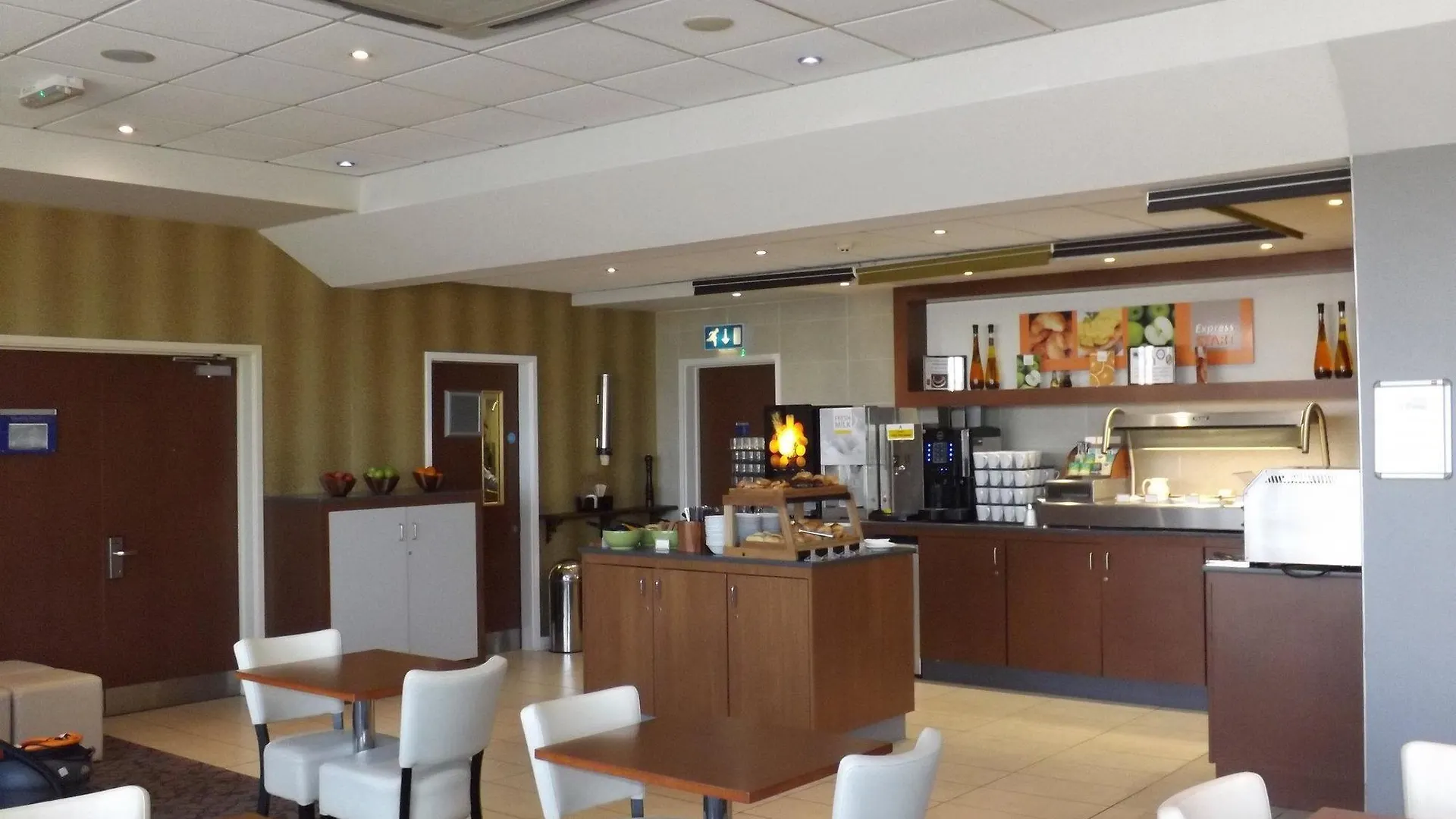 Holiday Inn Express Liverpool John Lennon Airport 3*,