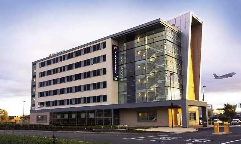 Holiday Inn Express Liverpool John Lennon Airport 3*,