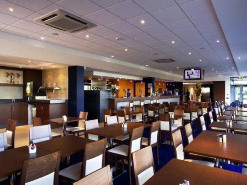 Holiday Inn Express Liverpool John Lennon Airport 3*,