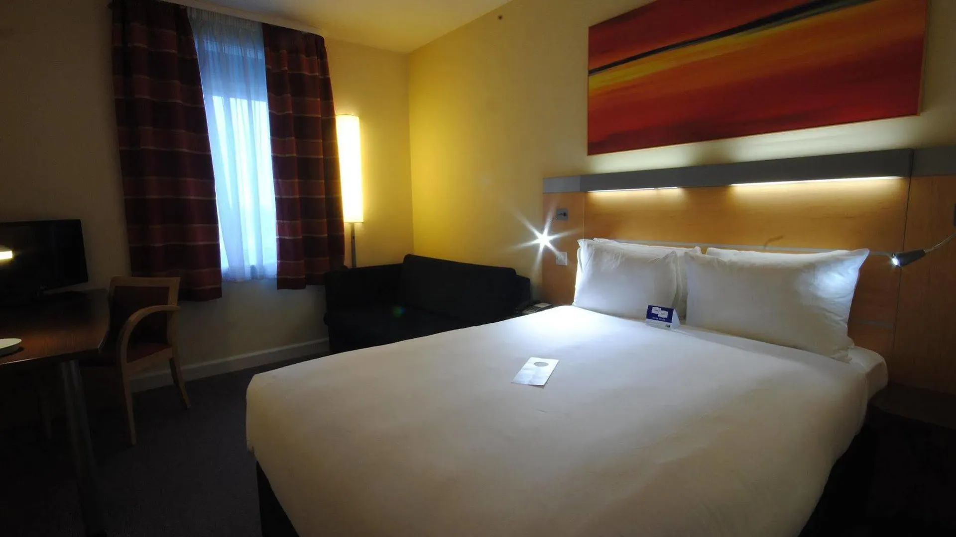 Holiday Inn Express Liverpool John Lennon Airport 3*,