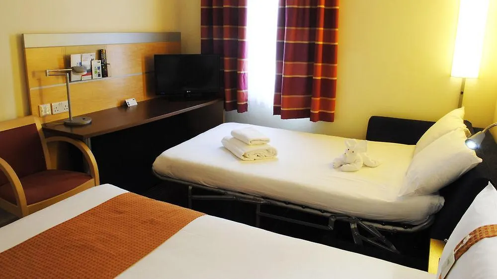 Holiday Inn Express Liverpool John Lennon Airport 3*,