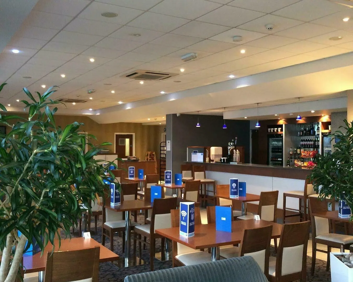 Holiday Inn Express Liverpool John Lennon Airport 3*,